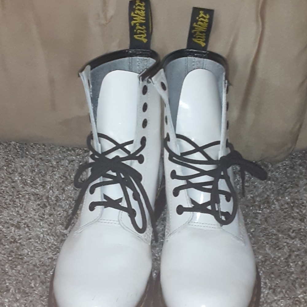 Dr.marten boots black and white.